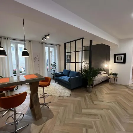 Bel appartement au centre du vieux Joigny Extérieur photo